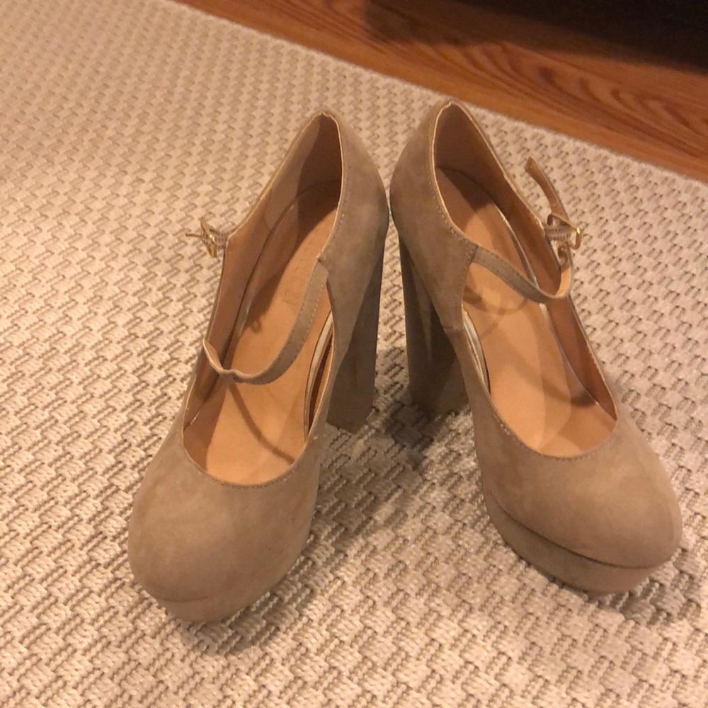 Suede platform pumps
